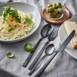 Assiette à Pâtes HENLEY 8 Assiette à Pâtes HENLEY -ELO Soldes Boutique 1000365107 230622 021 MOOD DETAILS P000000001000365107 mood