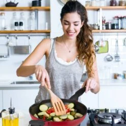 Poêle Wok Rouge Avec Couvercle -ELO Soldes Boutique 2de8c16f91a64a39828d9717ffa9b775